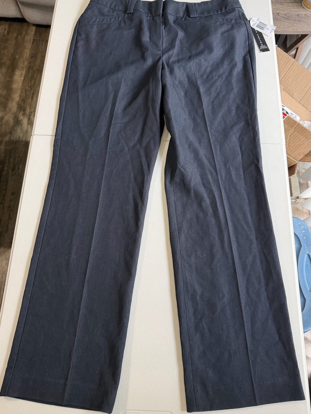 Women’s Black Larry Levine polyester, rayon & spandex pants in a size 10P/T-0075